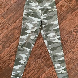 Aerie Green Camouflage Chill Leggings (M)